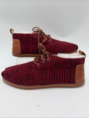 Toms Bota Faux Chukka Boots Women's Size 9 Red Plaid Felt Fur Lined Lace Up
